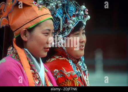 Donne cinesi vestite in costumi colouful, Città Proibita, Pechino, Cina. Giugno 1996 Foto Stock