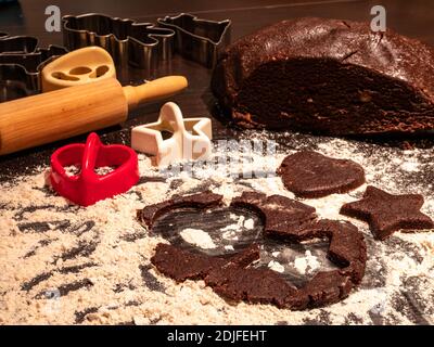 Cottura dei biscotti fatti in casa di Natale durante la stagione di Natale Foto Stock