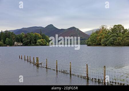 Vista sulle acque di Derwent dell'isola di Derwent, delle campane di Cat e delle colline di Derwent, sotto un cielo minaccioso Foto Stock