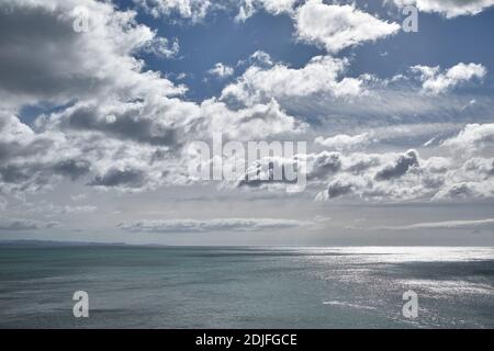 Vista mare senza fine, luce solare e nuvole Foto Stock