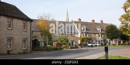 Viste delle file di case a Bampton, Oxfordshire nel Regno Unito, prese il 19 ottobre 2020 Foto Stock