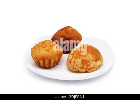 Cupcake e sochnik su un piatto bianco. Primo piano. Isolato su sfondo bianco. Foto Stock