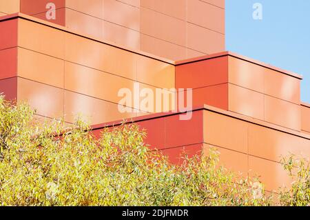 Abstract architettura dettaglio con facciata moderna e foglie contro il cielo blu Foto Stock