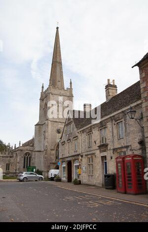 ST Lawrence Church e la Community Library di Lechlade, Gloucestershire, Regno Unito, prese il 19 ottobre 2020 Foto Stock