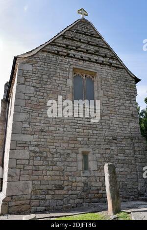 Padley Chapel, Grindleford, Derbyshire Peak District, Inghilterra Regno Unito, edificio classificato Grade i, luogo di culto cattolico romano, con colombaia Foto Stock