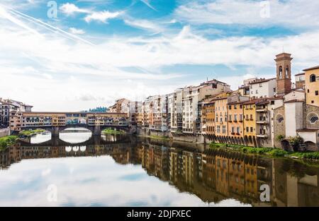 Vista sulla città di Ponte Vecchio e sul fiume Arno a Firenze, Italia Foto Stock