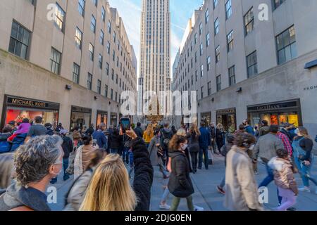 La gente ha aumentato Midtown Manhattan in Domenica durante Pandemic di COVID-19. Foto Stock