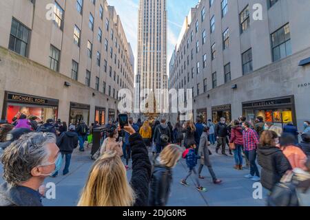 La gente ha aumentato Midtown Manhattan in Domenica durante Pandemic di COVID-19. Foto Stock