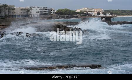 mare e schiuma bianca in giornata ventosa Foto Stock