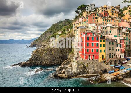 Vista della costa mediterranea dal villaggio di Riomaggiore In Italia Foto Stock