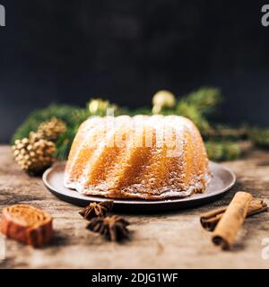 Torta di marmo tradizionale fatta in casa - torta Gugelhupf nei giorni di Natale Foto Stock