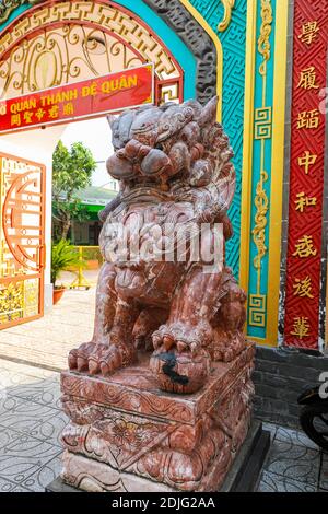 Una creatura mitica all'ingresso del tempio cinese buddista di Hoi Tuong te Nguoi Hoa, Phu Quoc, Vietnam, Indocina, Sud-est asiatico, Asia. Foto Stock
