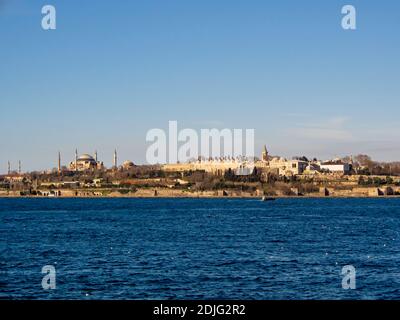 Vista dalla costa di Sarayburnu, la penisola storica e le cupole del Palazzo Topkapi a Istanbul Foto Stock