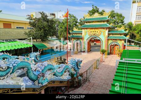 Draghi all'ingresso del tempio cinese buddista Hoi Tuong te Nguoi Hoa, Phu Quoc, Vietnam, Indocina, Sud-est asiatico, Asia. Foto Stock