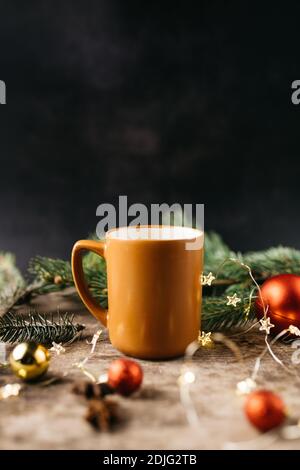 Tè molto caldo in tazza con fumo in verme tradizionale Natale atmosfera di vacanza su sfondo scuro cemento. Foto Stock