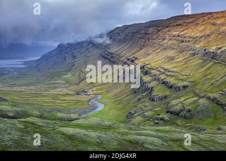 Berufjarðará / Berufjardara fiume che attraversa le montagne di Fossarfell in estate, Austurland, Islanda orientale Foto Stock