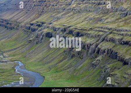 Berufjarðará / Berufjardara fiume che attraversa le montagne di Fossarfell in estate, Austurland, Islanda orientale Foto Stock
