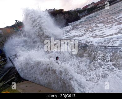 Newquay, Cornovaglia, Regno Unito. 14 dicembre 2020. Regno Unito Meteo, enorme onda avvolge i surfisti. I mari accidentati si combinano con le maree alla spiaggia di Towan. Credit: Robert Taylor/Alamy Live News" Foto Stock