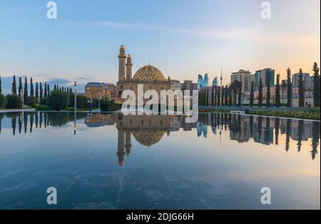 Tramonto in uno dei parchi di Baku Foto Stock