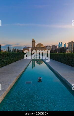 Tramonto in uno dei parchi di Baku Foto Stock