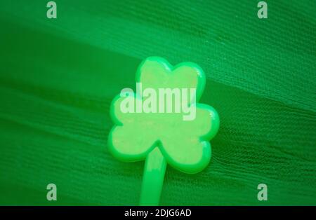 Green Shamrock-è un simbolo della celebrazione del giorno di San Patrizio. Foto Stock