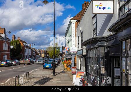 Street scene lungo North Street, la strada principale attraverso il centro della città di Midhurst, una città nel West Sussex, nel sud-est dell'Inghilterra in una giornata di sole in inverno Foto Stock