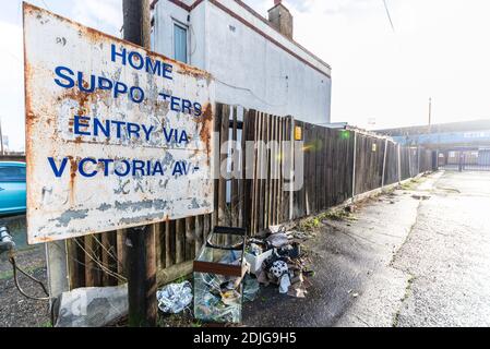 Arrugginito cartello in entrata Fairfax Drive tornelli al Roots Hall Stadium Ground, sede del Southend United Football Club in zona residenziale Foto Stock