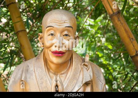 Alcune delle più di 12,000 statue di Buddha esposte al monastero dei diecimila Buddha di Sha Tin, nuovi territori, Hong Kong, nel novembre 2018. Il sito è a pochi passi da una stazione della metropolitana e può essere raggiunto dalla città di Hong Kong. Ogni statua del Buddha è unica. Ernie Mastroianni foto Foto Stock