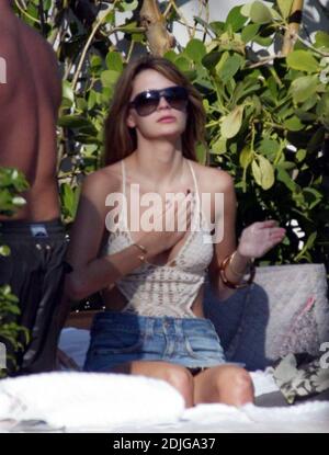 Mischa Barton trascorre Capodanno a Miami Beach. La stella passò molto tempo assicurandosi che i suoi beni fossero protetti dal sole della Florida. 1/1/06 [[kasp tag]] Foto Stock