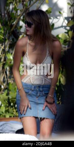 Mischa Barton trascorre Capodanno a Miami Beach. La stella passò molto tempo assicurandosi che i suoi beni fossero protetti dal sole della Florida. 1/1/06 [[kasp tag]] Foto Stock