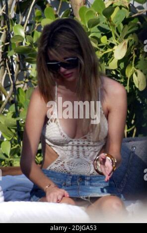 Mischa Barton trascorre Capodanno a Miami Beach. La stella passò molto tempo assicurandosi che i suoi beni fossero protetti dal sole della Florida. 1/1/06 [[kasp tag]] Foto Stock