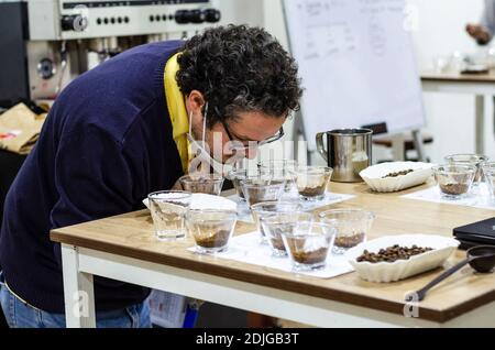 Barista professionista che verifica l'odore di un nuovo caffè Foto Stock