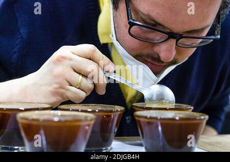 Barista professionista che verifica l'odore di un nuovo caffè Foto Stock