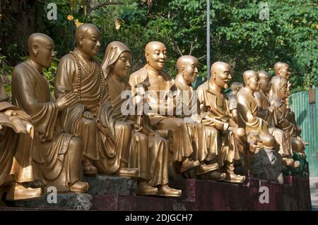 Il monastero di diecimila Buddha a Sha Tin, nuovi territori, Hong Kong. Ogni statua del Buddha è unica. Più di 12,000 statue di Buddha sono in mostra in questo santuario a pochi passi da una stazione ferroviaria. Ernie Mastroianni foto. Foto Stock