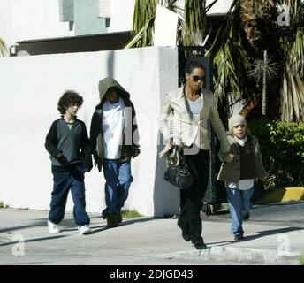 Esclusiva!! Barbara Becker con i figli Elias, Noah e gli amici trascorrono un pomeriggio a Miami, 1/15/06 [[tag mab]] Foto Stock