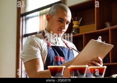 Degustatore di caffè professionale per testare nuovi odori e sapori Foto Stock