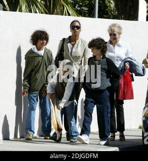 Esclusiva!! Barbara Becker con i figli Elias, Noah e gli amici trascorrono un pomeriggio a Miami, 1/15/06 [[tag mab]] Foto Stock