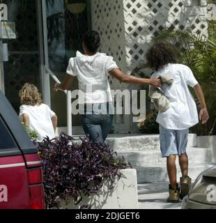 Esclusiva!! Barbara becker e i figli si tengono una passeggiata domenicale. Elias trova una roccia che insiste a portare a casa, Maimi Beach, FL, 3/13/06 Foto Stock