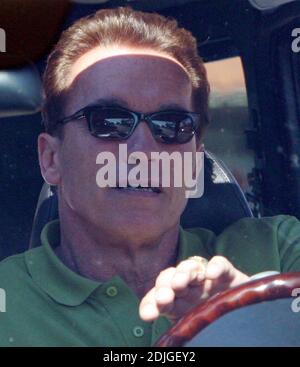 Esclusiva!! Arnold Schwarzenegger prende il figlio Patrick fuori per un altro giro di fine settimana, questa volta senza alcun incidente e commerciando nel suo motobike per una Mercedes G500 o come nick-chiamato dal piatto del governatore, il suo G WAGEN. Malibu, California. 1/22/06 Foto Stock