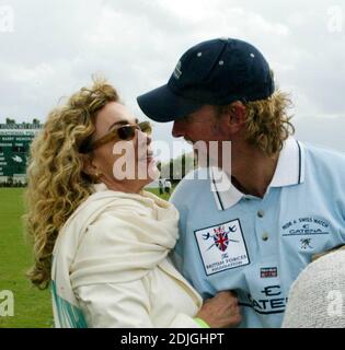 il musicista britannico mike Rutherford partecipa al torneo di polo di Palm Beach con la moglie Angie, Palm Beach, FL 1/28/06 Foto Stock