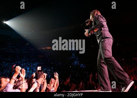 Juanes si esibisce in concerto presso il Bank Atlantic Centre, 1/28/06. Foto Stock