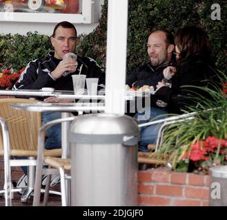 Esclusiva!! Come Hollywood! Vinnie Jones e Jason Statham pranzano al famoso hangout Fred Segal a Los Angeles, ca. Il duo di recitazione sedette sotto le tende su un lunedì piovoso sorseggiando frullati e chiacchierando l'uno con l'altro per più di un'ora. 02/27/06 Foto Stock