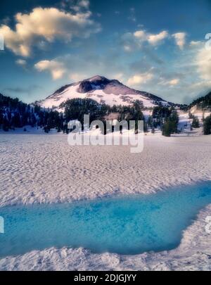 Acque azzurre sulla riva del lago di scongelamento Helen con il Monte Lassen. In California. Foto Stock