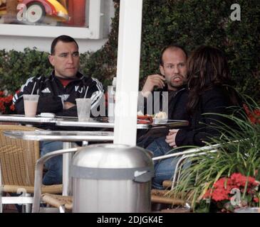 Esclusiva!! Come Hollywood! Vinnie Jones e Jason Statham pranzano al famoso hangout Fred Segal a Los Angeles, ca. Il duo di recitazione sedette sotto le tende su un lunedì piovoso sorseggiando frullati e chiacchierando l'uno con l'altro per più di un'ora. 02/27/06 Foto Stock