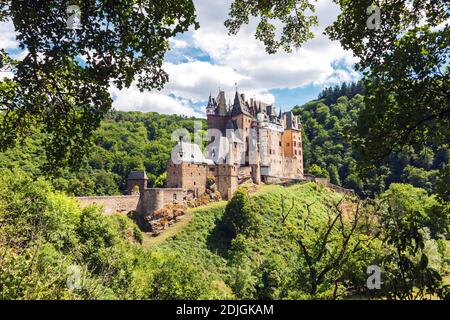 Medievale Castello Eltz immerso nelle colline sopra il fiume Moselle tra Coblenza e Trier, Germania Foto Stock