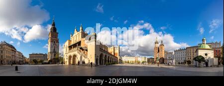 Un'immagine panoramica della piazza principale di Kraków (Rynek Główny), che comprende la Torre del Municipio, la Sala dei tessuti e la Basilica di Santa Maria. Foto Stock