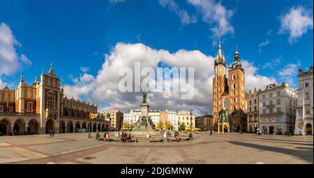 Un'immagine panoramica della piazza principale di Kraków (Rynek Główny), che comprende il Monumento Adam Mickiewicz, la Sala dei tessuti e la Basilica di Santa Maria. Foto Stock