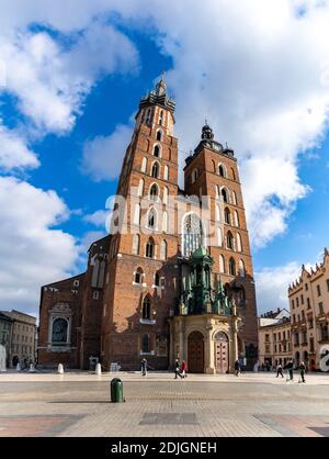 Una foto panoramica della Basilica di Santa Maria, situata nella piazza principale di Kraków. Foto Stock