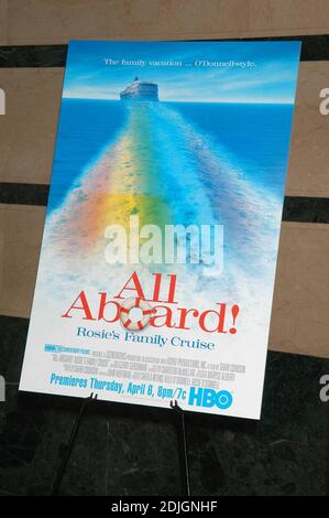 New York prima DI TUTTI A BORDO! LA CROCIERA CON LA FAMIGLIA DI ROSIE presso l'HBO Theatre di New York, New York, comprende Edie Falco, Danny e Charlie Paragian Family, Joy Behar, Rosie e Kelly OêDonnell, Linda Dano, Barbara Walters, Elaine Stritch, Sharon Gless, Amanda Bearse e Sandy Duncan. 3/28/06 Foto Stock