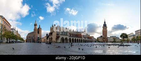 Un'immagine panoramica della piazza principale di Kraków (Rynek Główny), che comprende la Torre del Municipio, la Sala dei tessuti e la Basilica di Santa Maria. Foto Stock